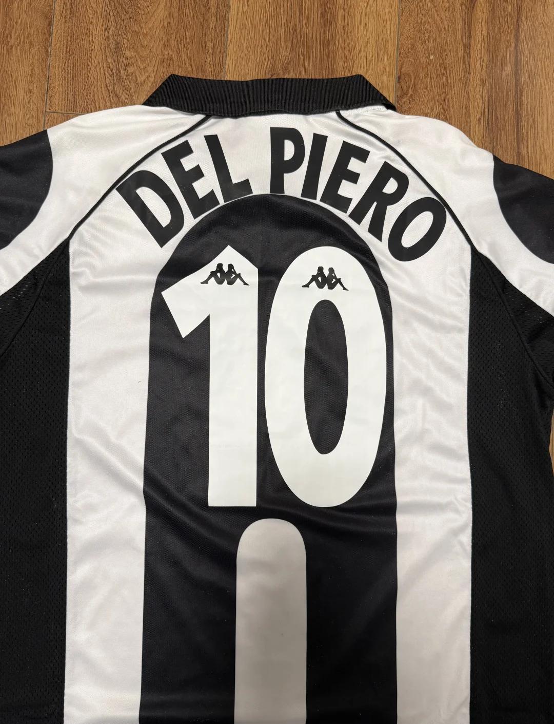 曝梅西愿意降薪70%回归巴萨!把队徽文在了腿上