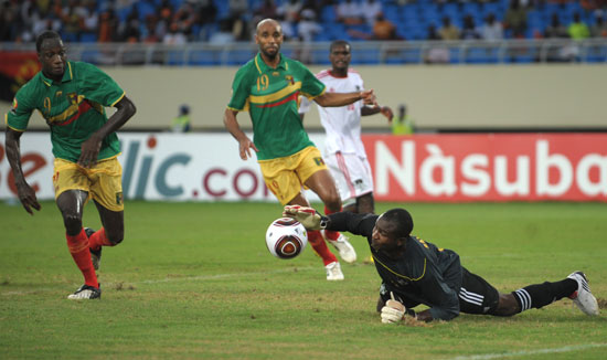 《生化危机》发布圣诞贺图：格蕾丝烈焰红唇很性感！